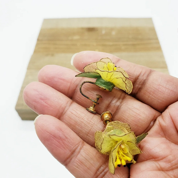 Vintage Floral Earrings • Yellow Flowers • Screwback - Picture 3 of 5
